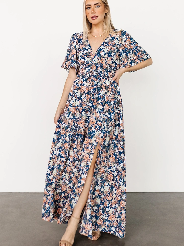 Abito lungo a maniche corte in chiffon floreale stampato con scollo a V